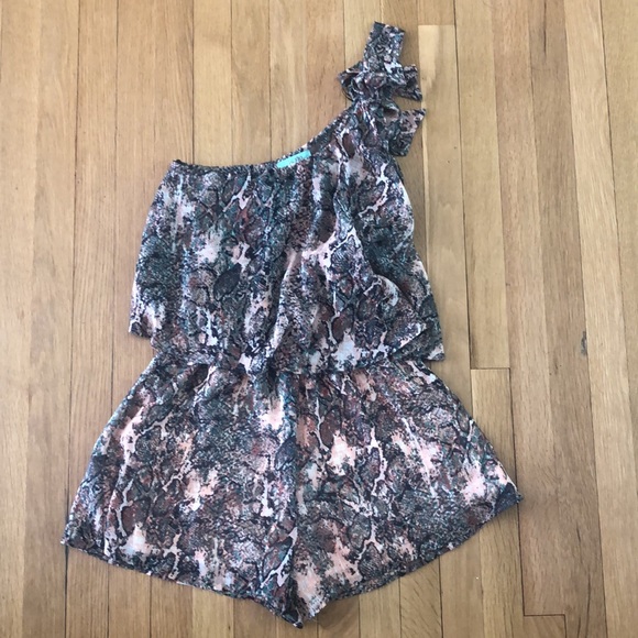 Karlie One Shoulder Romper - Picture 2 of 5